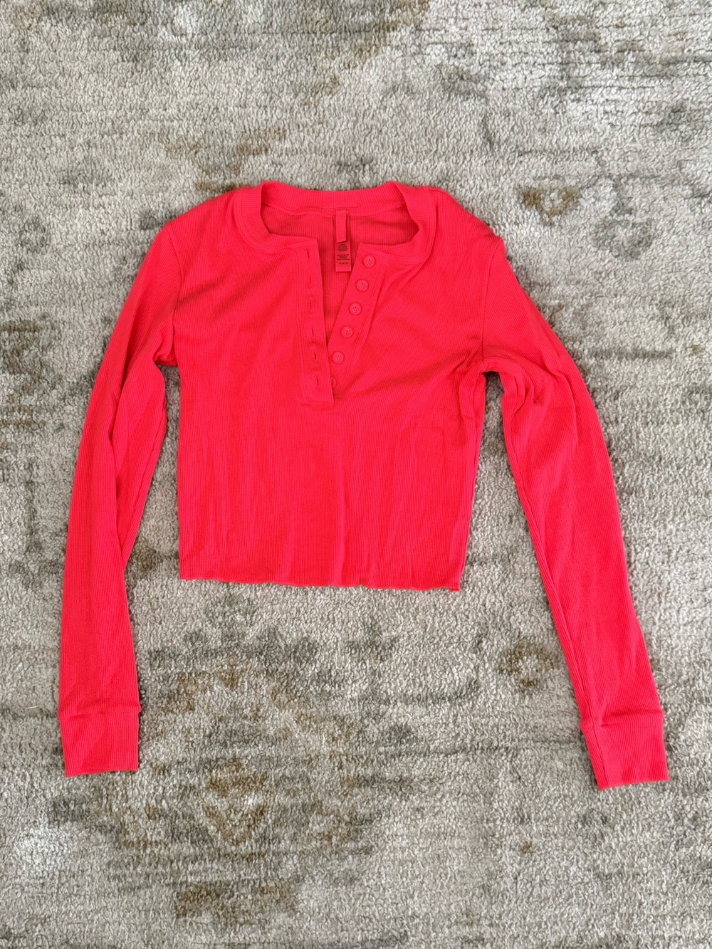SKIMS Long-Sleeve Cropped Henley Top - Ruby red